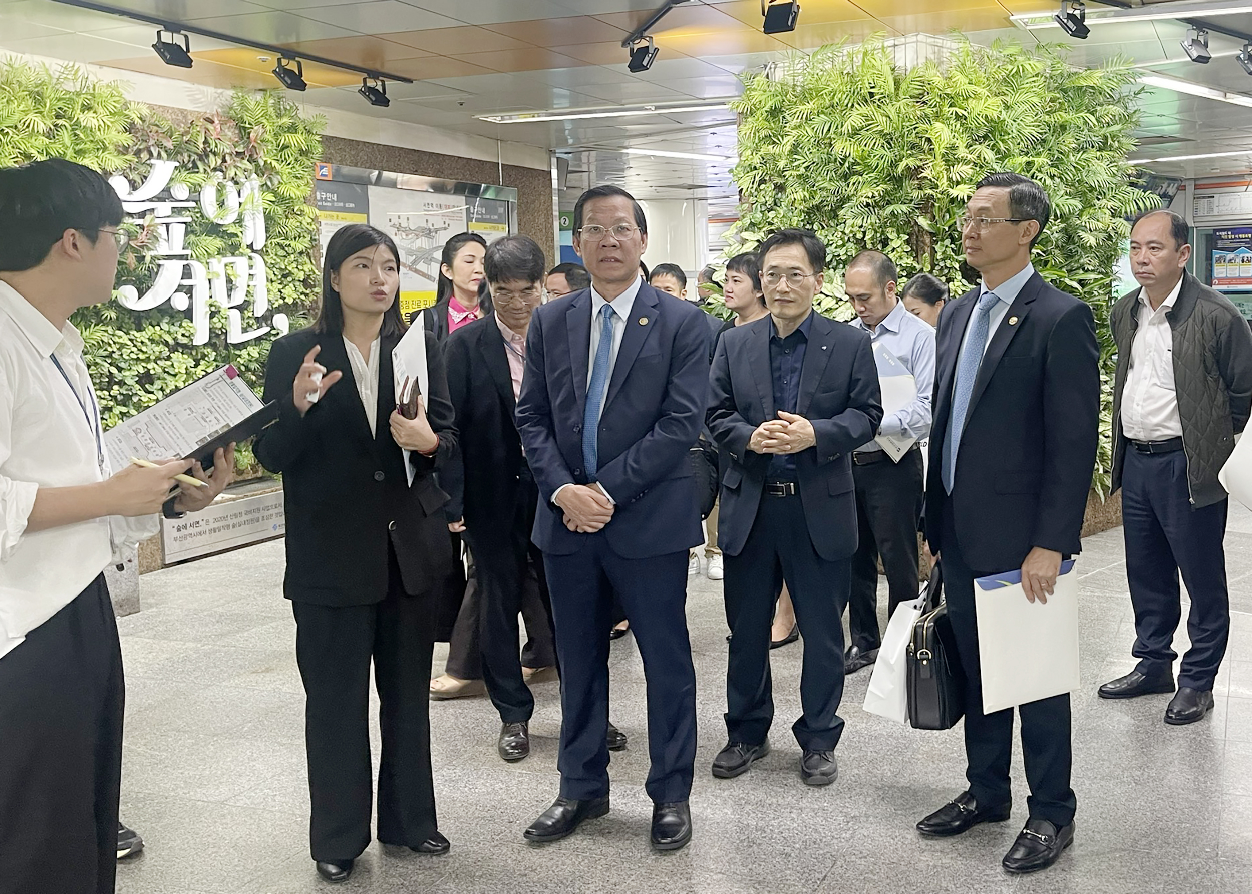 Chủ tịch UBND TP. Hồ Chí Minh Phan Văn Mãi tham quan hệ thống metro của TP Busan (Nhật Bản).